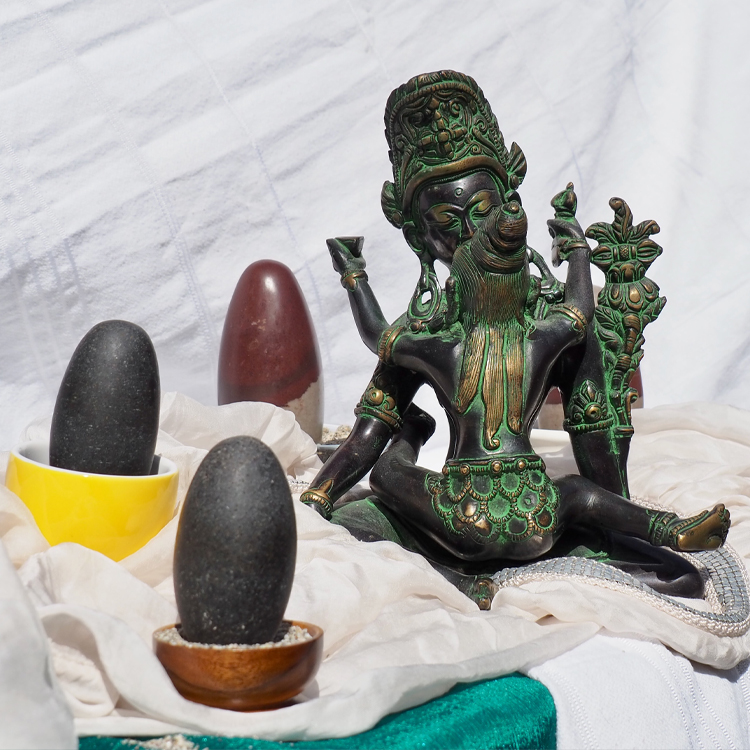 Foto einer Shiva-Figur und "Lingam"-Steinen